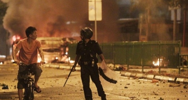 В Сингапуре прошли крупнейшие за 40 лет беспорядки: есть жертвы