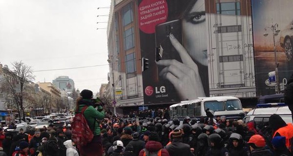 Митингующие выстроились со стороны отеля 