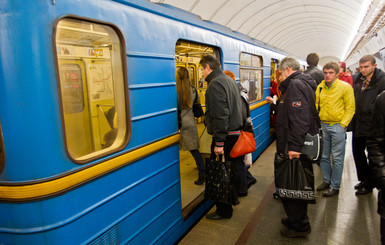 В Киеве четыре часа искали бомбу на одной станции метро