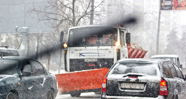 Снег на голову: в Киеве на улицах работают БТР и армия дворников