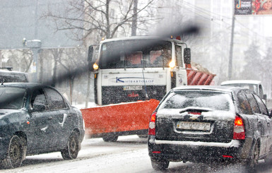 Снег на голову: в Киеве на улицах работают БТР и армия дворников