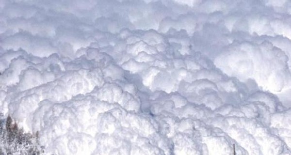 В Закарпатской области на трассу сошла лавина