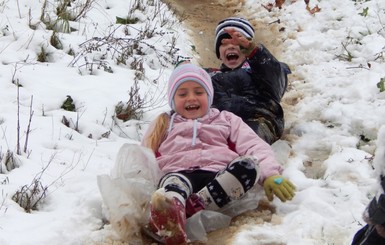 В Севастополе дети лепят снеговиков из грязи
