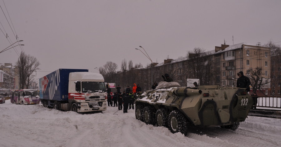 На улицы Киева выведут БТРы. Помогать бороться  со снегом