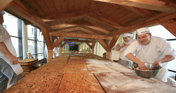 В Дрездене испекли гигантский рождественский штоллен