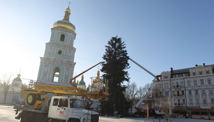 На Софийской площади разбирают елку