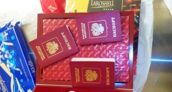 Одесские пограничники нашли поддельные паспорта в коробке конфет