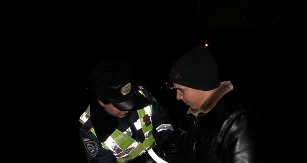 В Николаеве на пешеходов одевают светоотражатели 