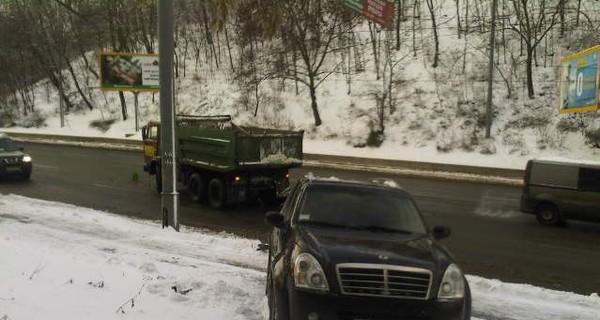 В Киеве КАМАЗ выбросил внедорожник на обочину и парализовал движение