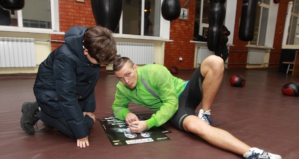 Усик перед боем налегает на гранаты 