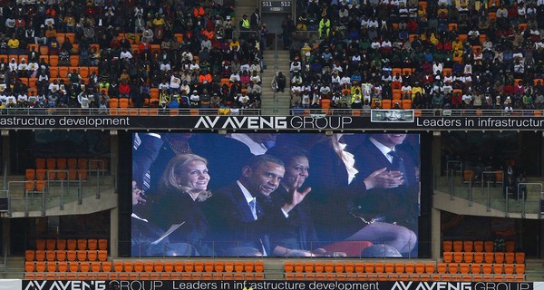 На прощании с Нельсоном Манделой Обама и Кастро пожали друг другу руки 