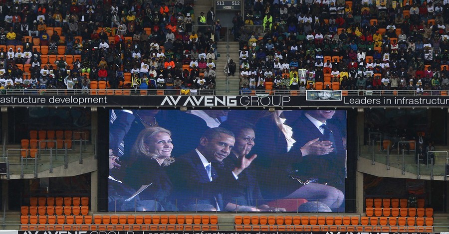 На прощании с Нельсоном Манделой Обама и Кастро пожали друг другу руки 