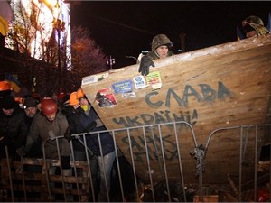 Митингующие заблокировали Контактный центр Киева