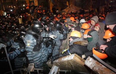 В мире осудили штурм митинга, а в Украине власти призвали к спокойствию