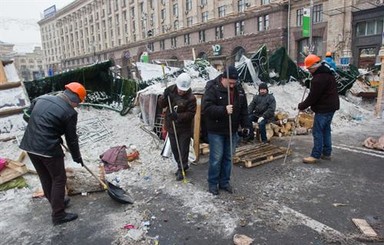 Митингующие на Майдане укрепляют баррикады снегом