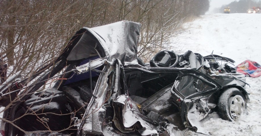 В Черниговской области легковушка влетела в грузовик