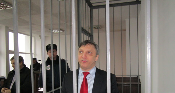 Андрей Слюсарчук показал в суде свидетельство о рождении