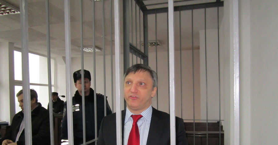 Андрей Слюсарчук показал в суде свидетельство о рождении