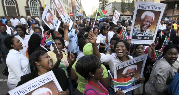 Очередь желающих попрощаться с Манделой растянулась на километры 