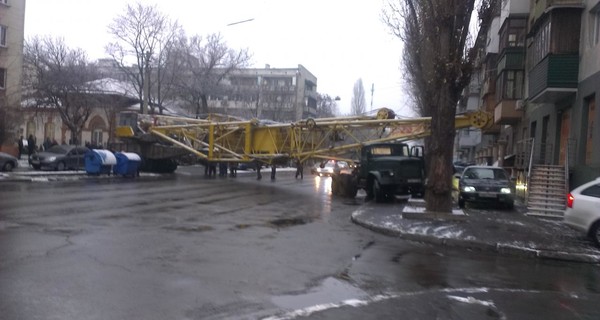 В Одессе на дороге застрял башенный кран