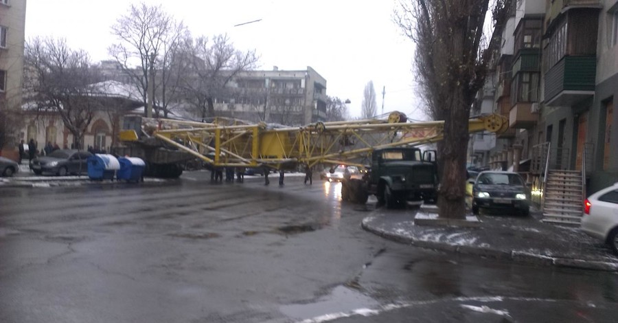 В Одессе на дороге застрял башенный кран