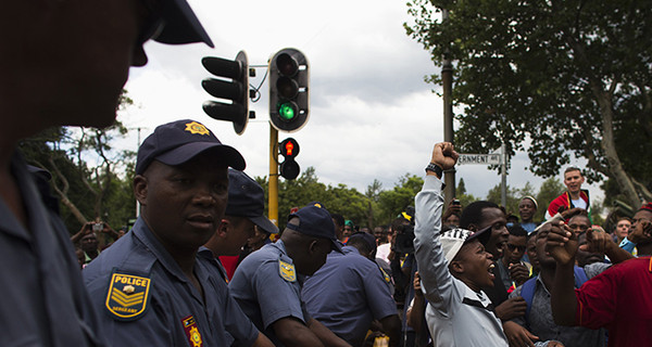 Жители ЮАР прорываются к телу Нельсона Манделы