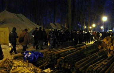 Концерт на Майдане закончился, люди уходят, обещая вернуться утром