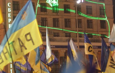 На Майдане показывают патриотическое лазерное шоу