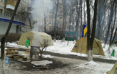 Возле киевского избиркома №223 установили палатки