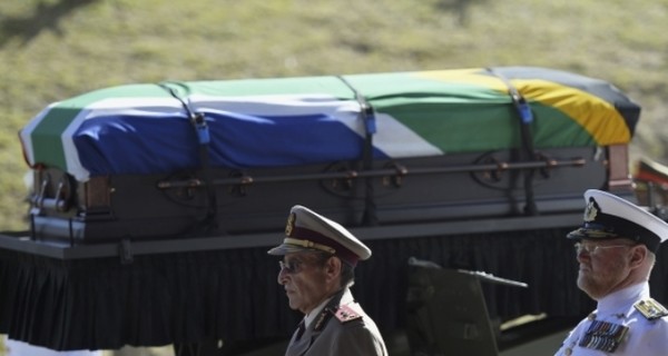 Нельсона Манделу похоронили рядом с могилами детей