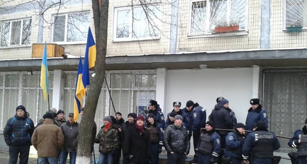 В Киеве на избирательном участке №48 223-го округа  время от времени пропадает свет