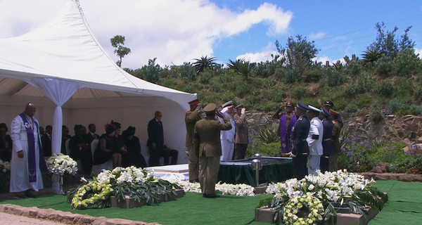 Нельсона Манделу провожали в последний путь по традициям его племени 