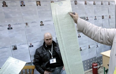 Довыборы в Верховную Раду: метровые бюллетени и низкая явка 