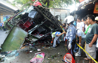 На Филиппинах автобус врезался в грузовик, погибло 18 человек