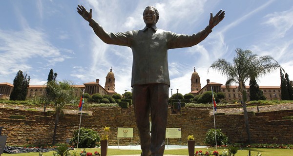  В столице ЮАР открыли памятник Манделе