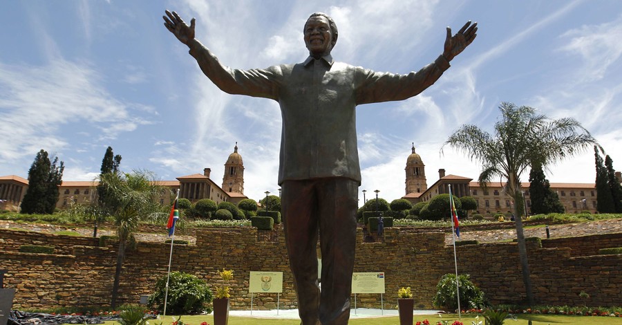  В столице ЮАР открыли памятник Манделе