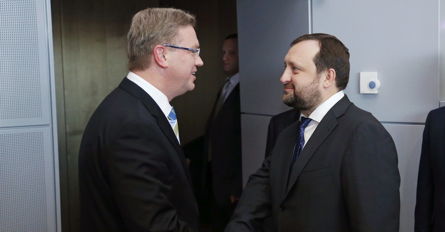 Польский эксперт считает хорошим сигналом встречу Арбузова и Фюле в Брюсселе