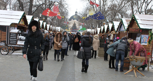 На рождественской ярмарке торгуют черным салом и итальянскими сладостями 