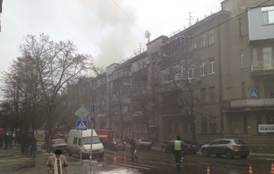 Дом в центре Харькова тушили восемь пожарных машин
