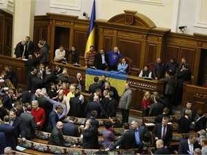 Оппозиция вновь заблокировала трибуну Рады