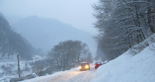 На Закарпатье лавина осложнила движение транспорту