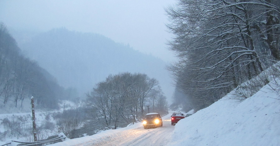 На Закарпатье лавина осложнила движение транспорту