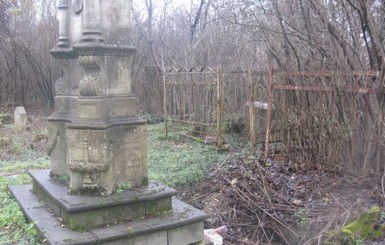 На охрану разгромленного старинного кладбища Симферополя нет денег