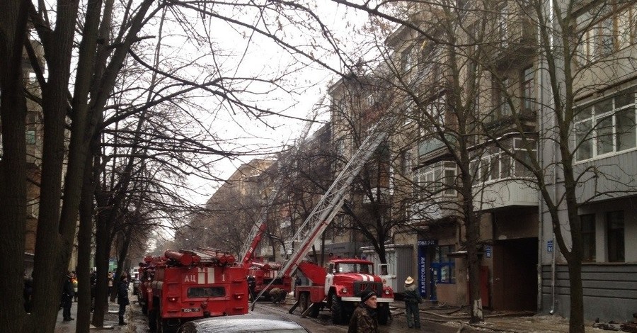 Дом на Мироносицкой тушили восемь пожарных машин