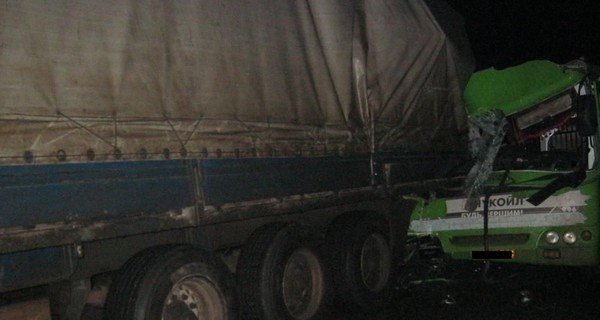 На харьковской трассе автобус с людьми врезался в фуру