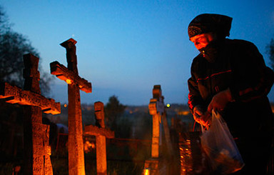 В Румынии полицейские и медики подыскивали гробовщикам клиентов