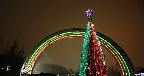 Главная елка Киева зажглась под аркой Дружбы народов