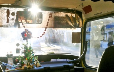 В Севастополе водитель маршрутки угощает пассажиров сосисками и водкой
