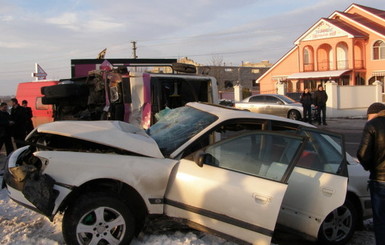 На Закарпатье легковушка влетела в автобус, есть жертвы