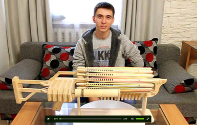 Луганский студент собрал деревянный пулемет для популярной офисной игры 